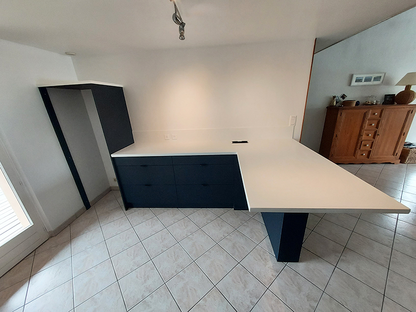 Cuisine bleu nuit avec îlot attenant