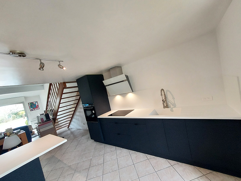 Cuisine bleu nuit avec îlot attenant