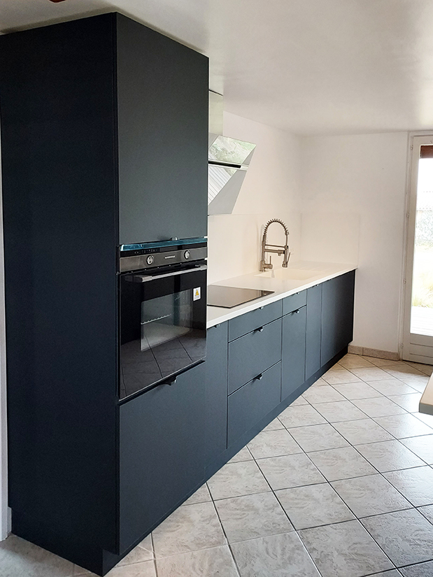 Cuisine bleu nuit avec îlot attenant