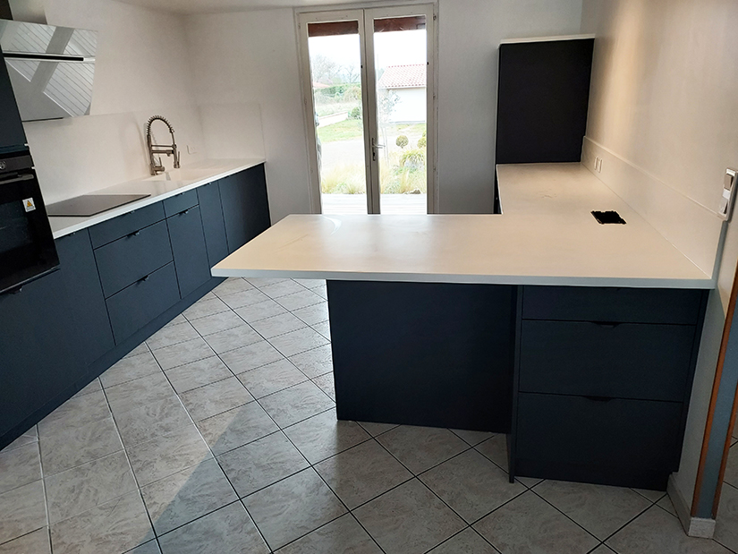 Cuisine bleu nuit avec îlot attenant