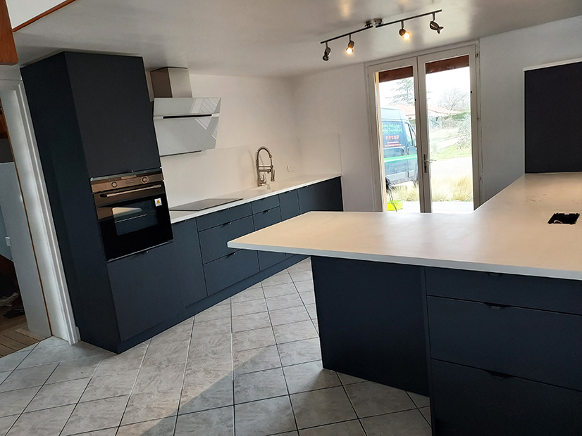 Cuisine bleu nuit avec îlot attenant