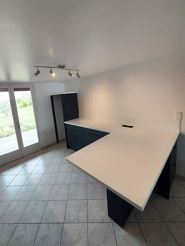 Cuisine bleu nuit avec îlot attenant