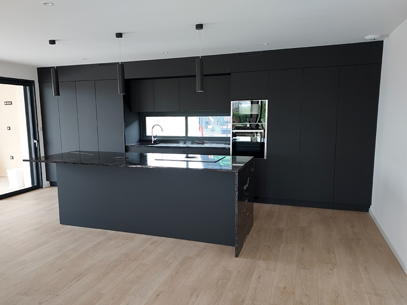 Cuisine noire mur technique
