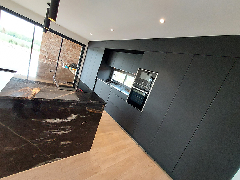 Cuisine noire mur technique