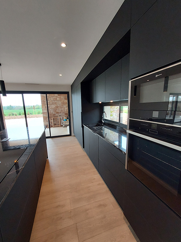 Cuisine noire mur technique